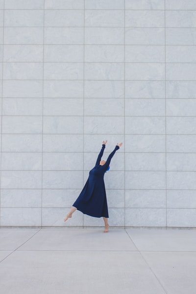 穿着蓝色衣服的女人站在白色的地砖上